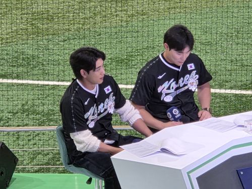 고척돔 찾은 이정후와 김하성(서울=연합뉴스) 하남직 기자 = '빅리거' 이정후(왼쪽)와 김하성이 8일 서울 구로구 고척 스카이돔에서 K-베이스볼 시리즈 체코와 평가전을 앞두고 KBO 유튜브 채널과 인터뷰하고 있다.
