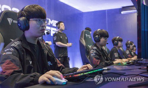 2023년 8월 대전 유성구 대전컨벤션센터 제2전시장에서 열린 2023 LCK 서머 최종 결승 진출전(준결승전) 시작 전 장비를 점검하는 KT 롤스터 선수단 [연합뉴스 자료사진]