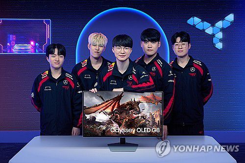 지난해 6월 삼성전자의 게이밍 모니터 '오디세이 OLED G8'을 소개하는 T1 선수단. 왼쪽부터 케리아, 오너, 페이커, 구마유시, 제우스.[연합뉴스 자료사진]