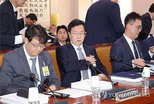 법사위 국정감사 출석한 검사장들(서울=연합뉴스) 류영석 기자 = 23일 국회 법제사법위원회에서 열린 2025년 국정감사에서 수도권 소재 검찰청 검사장들이 출석해 감사 시작을 기다리고있다.     왼쪽부터 김태훈 서울남부지검장, 정진우 서울중앙지검장, 구자현 서울고검장. 2025.10.23 ondol@yna.co.kr