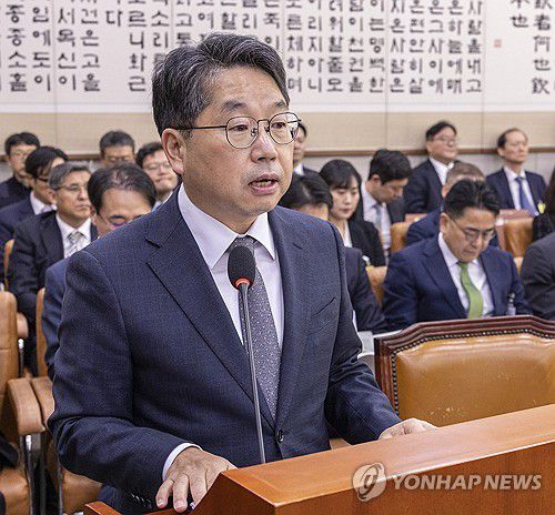 노만석 검찰총장 직무대행 기관 업무 보고(서울=연합뉴스) 황광모 기자 = 노만석 검찰총장 직무대행이 27일 서울 여의도 국회 법제사법위원회에서 열린 2025년 국정감사에서 기관 업무 보고를 하고 있다. 2025.10.27 hkmpooh@yna.co.kr