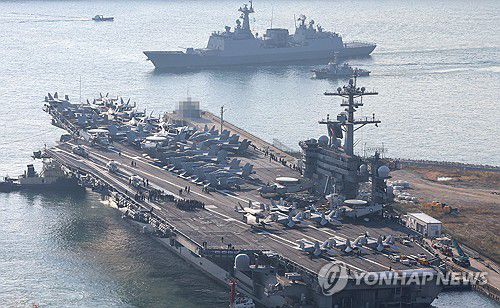 미 핵항모 '조지 워싱턴함' 등 제5항모전단 부산 입항(부산=연합뉴스) 강선배 기자 = 미국 해군 7함대 소속 핵 추진 항공모함 '조지워싱턴함'(10만t급)이 지난 5일 오전 군수적재 및 승조원 휴식 등을 위해 부산 남구 해군작전사령부 부산기지에 입항하고 있다.      니미츠급인 이 핵항모는 길이 333m, 폭 76.8m, 비행갑판 면적은 축구장 3배 규모이며, 승조원은 6000여 명이다. 특히 최신예 스텔스 전투기 F-35C와 슈퍼호넷 전투기(F/A-18), 호크아이 조기경보기(E-2C), 해상작전헬기 등 항공기 80여 대를 탑재하고 있다. 2025.11.5 sbkang@yna.co.kr
