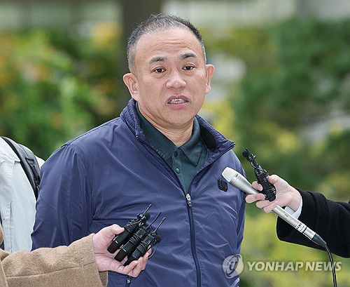 민중기 특검 출석하는 명태균 씨(서울=연합뉴스) 류영석 기자 = 정치브로커 명태균 씨가 8일 '여론조사비 대납 의혹'을 수사하는 민중기 특별검사팀의 사무실이 마련된 서울 KT광화문빌딩 웨스트에 참고인 조사를 받기 위해 출석하고 있다. 2025.11.8 ondol@yna.co.kr