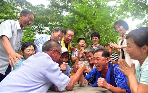 팔씨름하는 북한 노인들(평양 조선신보=연합뉴스) 재일본조선인총연합회 조선신보가 2023년 11월 30일 보도한 평양 화성지구 내 노인건강원의 노인들. 2025.11.8 [국내에서만 사용가능. 재배포 금지. For Use Only in the Republic of Korea. No Redistribution]      nkphoto@yna.co.kr