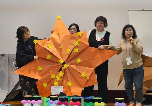 '제1회 대형 종이접기 대회' 대상 수상종이문화재단의 종이접기 컨벤션에서 열린 '제1회 대형 종이접기 대회'에서 '서울-인천-제주까지 별'을 제목으로 한 팀이 대상을 받았다. [종이문화재단 제공. 재판매 및 DB 금지]