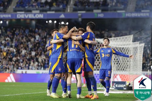 루빅손의 결승 골 후 함께 기뻐하는 울산 선수들.[한국프로축구연맹 제공. 재판매 및 DB 금지]