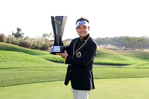 우승 트로피 든 박상현[KPGA 제공. 재판매 및 DB 금지]