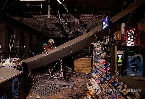 7일 밤 러시아 공습을 받은 하르키우 건물[로이터 연합뉴스 재판매 및 DB 금지]