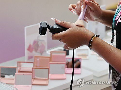 2025 서울뷰티위크 개막(서울=연합뉴스) 이재희 기자 = 지난 8월 28일 서울 중구 동대문디자인플라자에서 열린 '2025 서울뷰티위크'를 찾은 인플루언서가 화장품을 테스트하고 있다. 2025.8.28 scape@yna.co.kr