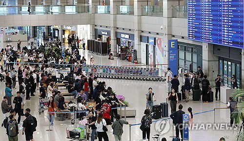 중국 단체관광객 무비자 입국 첫날(영종도=연합뉴스) 임화영 기자 = 중국인 단체관광객 무비자 입국 첫날인 지난 29일 인천국제공항을 통해 외국인 관광객들이 입국하고 있다. 2025.9.29 [공동취재] hwayoung7@yna.co.kr