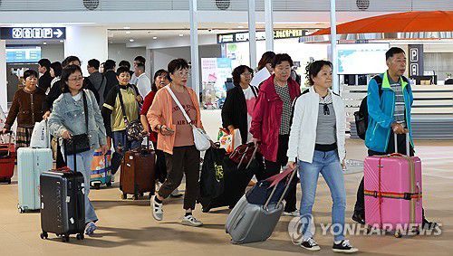 중국인 무비자 단체관광객들 입국(인천=연합뉴스) 임순석 기자 = 지난달 13일 인천 연수구 인천항 국제여객터미널을 통해 중국인 무비자 단체관광객들이 입국하고 있다. 2025.10.13 soonseok02@yna.co.kr