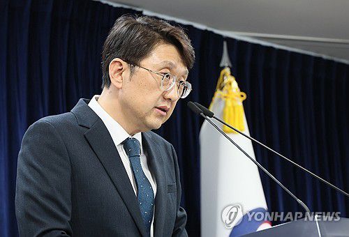 KT 침해사고 중간 조사결과 발표(서울=연합뉴스) 이정훈 기자 = 최우혁 과학기술정보통신부 네트워크정책실장이 6일 서울 종로구 정부서울청사에서 KT 침해사고 중간 조사결과를 발표하고 있다. 2025.11.6 uwg806@yna.co.kr