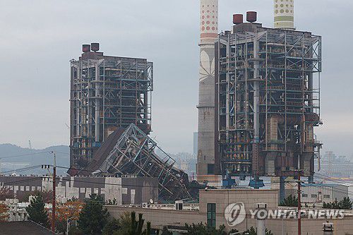 울산화력 사고 나흘째(울산=연합뉴스) 장지현 기자 = 한국동서발전 울산발전본부 울산화력발전소 사고 나흘째인 9일 무너진 보일러 타워 5호기 양옆으로 4·6호기가 위태롭게 서 있다. 지난 6일 발생한 이 사고로 작업자 7명이 매몰돼 3명 사망, 2명 사망 추정, 2명 실종 상태다. 붕괴 현장에는 현재 실종자 2명을 포함해 5명이 아직 매몰돼 있다. 2025.11.9 jjang23@yna.co.kr