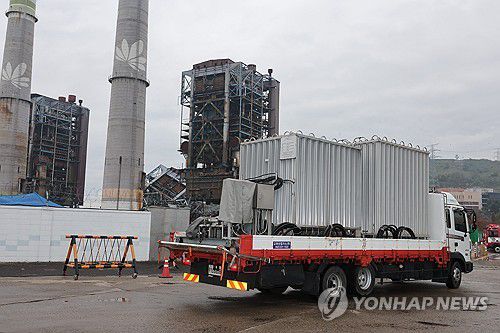 발파 사전작업 앞둔 울산화력(울산=연합뉴스) 장지현 기자 = 한국동서발전 울산발전본부 울산화력발전소 보일러 타워 붕괴 사고 나흘째인 9일 사고 현장으로 화물 차량이 드나들고 있다. 무너진 보일러 타워 5호기 양옆에 서 있는 4·6호기를 발파하기에 앞선 사전 작업이 이날부터 본격화할 전망이다. 2025.11.9 jjang23@yna.co.kr