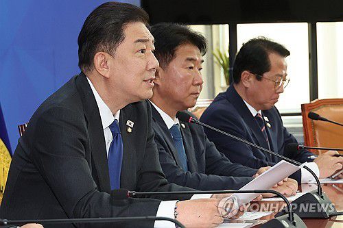 발언하는 김병기 원내대표(서울=연합뉴스) 김주성 기자 = 더불어민주당 김병기 원내대표가 9일 서울 여의도 국회에서 국정감사 종합평가와 11월 국회 운영과 관련해 기자간담회를 하고 있다. 2025.11.9 utzza@yna.co.kr