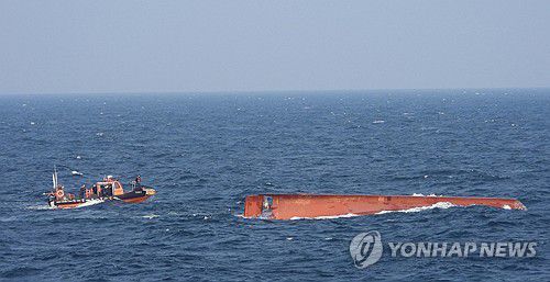 서해 공해상에서 중국어선 전복(목포=연합뉴스) 9일 오전 전남 신안군 가거도에서 약 81㎞ 떨어진 서해 공해상에서 98t급 중국어선 A호가 전복돼 해경이 구조하기 위해 선박으로 접근하고 있다. 2025.11.9 [목포해경 제공. 재판매 및 DB 금지] in@yna.co.kr