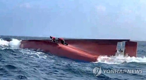 서해 공해상에서 중국어선 전복(목포=연합뉴스) 9일 오전 전남 신안군 가거도에서 약 81㎞ 떨어진 서해 공해상에서 98t급 중국어선 A호가 전복돼 해경이 구조작업을 벌이고 있다. 2025.11.9 [목포해경 제공. 재판매 및 DB 금지] in@yna.co.kr