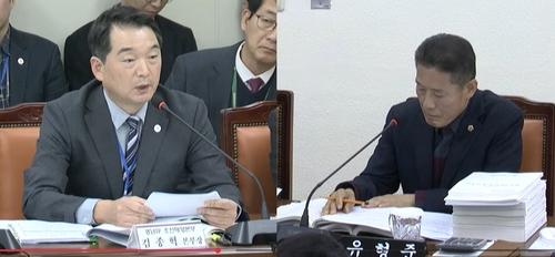 왼쪽부터 김종혁 경남테크노파크 조선해양본부장, 유형준 도의원[경남도의회 유튜브 캡처]