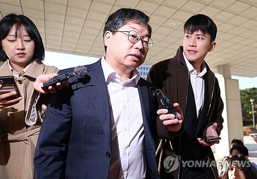 출근하는 노만석 검찰총장 대행(서울=연합뉴스) 윤동진 기자 = 노만석 검찰총장 직무대행이 10일 서울 대검찰청으로 출근하며 취재진의 질문을 받고 있다. 2025.11.10 mon@yna.co.kr