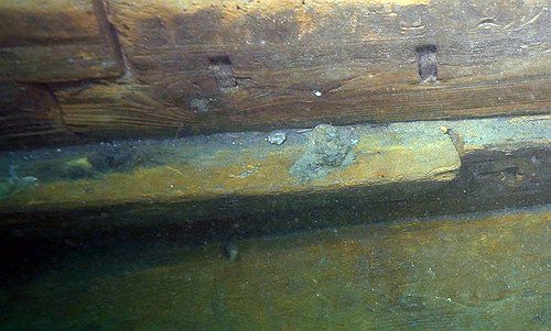 조선시대 조운선 '마도 4호선' 뭍으로…쇠못 사용한 흔적 첫 확인(서울=연합뉴스) 국립해양유산연구소는 우리나라 고선박에서 처음으로 선체 수리에 쇠못을 사용한 흔적이 확인된 마도 4호선의 선체 조각을 태안 보존센터로 옮겨 목재에 남은 염분을 빼는 작업을 진행 중이라고 10일 밝혔다. 사진은 마도 4호선 쇠못 사용 흔적. 2025.11.10 [국립해양유산연구소 제공. 재판매 및 DB 금지] photo@yna.co.kr