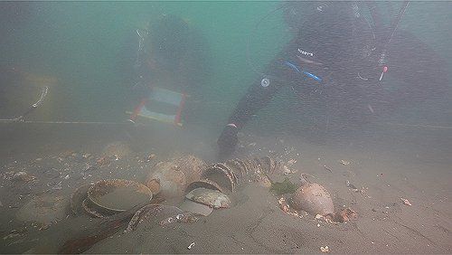 국립해양유산연구소, 태안 마도 해역 조사…청자 다발·닻 발견(서울=연합뉴스) 국립해양유산연구소는 태안 마도 해역을 조사하던 중 곡물과 도자기를 운반하다가 침몰한 것으로 추정되는 고(古)선박의 흔적을 찾았다고 10일 밝혔다. 마도 해역은 서해의 뱃길 중에서도 예부터 험난하기로 손꼽힌다. 사진은 청자 다발을 확인하는 조사원들. 2025.11.10 [국립해양유산연구소 제공. 재판매 및 DB 금지] photo@yna.co.kr