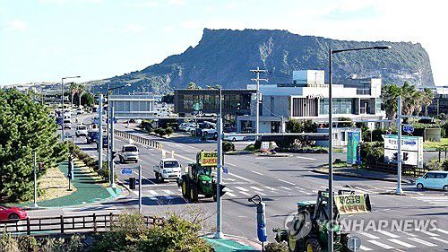 제주 제2공항 발표 10년 맞아 차량시위 나선 농민들(서귀포=연합뉴스) 박지호 기자 = 제주 제2공항 후보지가 발표된 지 10년이 됐다.     10일 오전 제주 서귀포시 성산읍 광치기해변에서 전국농민회총연맹 제주도연맹과 전국여성농민회총연합 제주도연합 회원들이 제2공항 건설에 반대하는 차량 시위를 하고 있다. 2025.11.10 jihopark@yna.co.kr