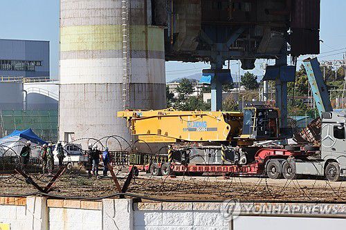 울산화력 사고 닷새째(울산=연합뉴스) 장지현 기자 = 울산화력발전소 보일러 타워 붕괴 사고 닷새째인 10일 오전 발전소 현장에서 보일러 타워 4·6호기 발파를 위한 사전 준비 작업이 진행되고 있다. 지난 6일 발생한 이 사고로 매몰자 총 7명 중 3명의 시신이 수습됐으며 사망 추정 2명, 실종 2명 등 4명이 아직 구조되지 못했다. 2025.11.10 jjang23@yna.co.kr