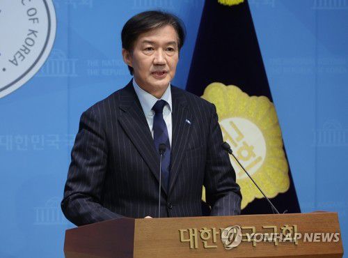 당대표 출마 선언하는 조국(서울=연합뉴스) 김주성 기자 = 조국혁신당 조국 비상대책위원장이 10일 서울 여의도 국회 소통관에서 당대표 출마 기자회견을 하고 있다. 혁신당은 23일 전당대회를 열고 대표와 최고위원 등 새 지도부를 선출한다. 2025.11.10 utzza@yna.co.kr