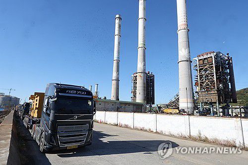 울산화력발전소 '중장비 대기 중'(울산=연합뉴스) 장지현 기자 = 울산화력발전소 보일러 타워 붕괴 사고 닷새째인 10일 오전 보일러 타워 4·6호기 발파 사전 준비 작업을 위해 사고 현장 근처에 중장비와 대형 차량들이 대기하고 있다. 지난 6일 발생한 이 사고로 매몰자 총 7명 중 3명의 시신이 수습됐으며 사망 추정 2명, 실종 2명 등 4명이 아직 구조되지 못했다. 2025.11.10 jjang23@yna.co.kr