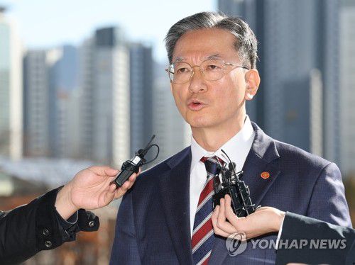 대장동 '항소 포기' 관련 입장 밝히는 정성호 장관(과천=연합뉴스) 이동해 기자 = 정성호 법무부 장관이 10일 정부과천청사 법무부로 출근하며 검찰의 '대장동 항소 포기' 결정과 관련한 입장을 밝히고 있다. 2025.11.10 eastsea@yna.co.kr