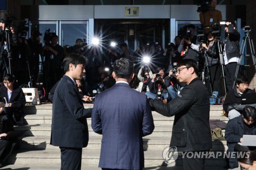 정성호 장관, 대장동 '항소 포기' 관련 입장 발표(과천=연합뉴스) 이동해 기자 = 정성호 법무부 장관이 10일 정부과천청사 법무부로 출근하며 검찰의 '대장동 항소 포기' 결정과 관련한 입장을 밝히고 있다. 2025.11.10 eastsea@yna.co.kr