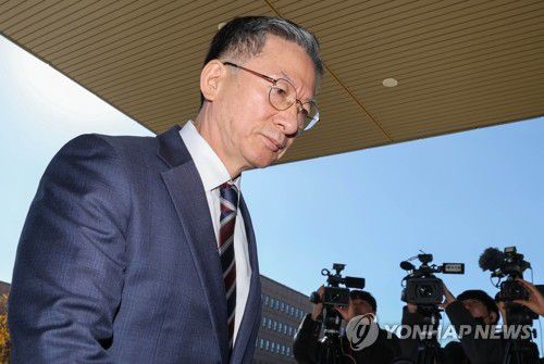 대장동 '항소 포기' 관련 입장 발표한 정성호 장관(과천=연합뉴스) 이동해 기자 = 정성호 법무부 장관이 10일 오전 정부과천청사 법무부로 출근하며 검찰의 '대장동 항소 포기' 결정과 관련한 입장을 밝힌 뒤 청사로 들어서고 있다. 2025.11.10 eastsea@yna.co.kr
