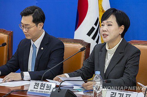 민주당 사법불신·사법행정 정상화 TF 두 번째 전체회의(서울=연합뉴스) 황광모 기자 = 더불어민주당 사법불신 극복·사법행정 정상화 TF 전현희 위원장이 10일 국회에서 열린 TF 두 번째 전체 회의에서 발언하고 있다. 2025.11.10 hkmpooh@yna.co.kr