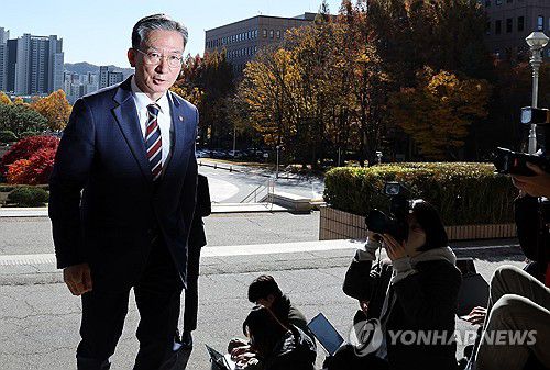 대장동 '항소 포기' 관련 입장 밝힌 정성호 장관(과천=연합뉴스) 이동해 기자 = 정성호 법무부 장관이 10일 오전 정부과천청사 법무부로 출근하며 검찰의 '대장동 항소 포기' 결정과 관련한 입장을 밝힌 후 이동하고 있다. 2025.11.10 eastsea@yna.co.kr