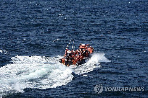 실종 선원 찾는 군산해경(군산=연합뉴스) 10일 오전 8시 53분께 전북 군산시 어청도 남서쪽 약 150㎞ 해상(한중 어업협정선 내측 37㎞)에서 99t급 중국어선이 전복돼 해경이 실종 선원을 찾고 있다. 이 배에는 11명이 타고 있었으며 이 중 2명만 지나가던 화물선에 의해 구조됐다. 2025.11.10 [군산해경 제공. 재판매 및 DB 금지] jaya@yna.co.kr