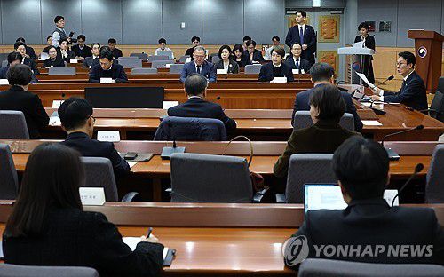 2050 탄소중립녹색성장위 전체회의(서울=연합뉴스) 신준희 기자 = 김민석 국무총리가 10일 정부서울청사에서 열린 2050 탄소중립녹색성장위원회 제5차 전체회의에서 발언을 하고 있다. 2025.11.10 hama@yna.co.kr