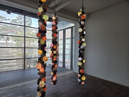 박은선 작 '무한 기둥 - 확산'(서울=연합뉴스) 박의래 기자 = 서울 평창동 가나아트센터에서 열리는 박은선 개인전 '치유의 공간'에 전시된 '무한 기둥 - 확산'. 2025.11.11. laecorp@yna.co.kr