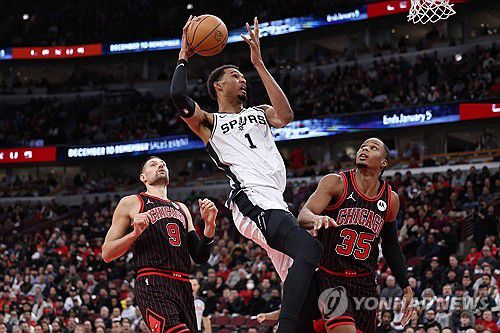 빅토르 웸반야마(1번)의 슛[게티이미지/AFP=연합뉴스]