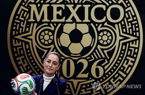 10일(현지시간) 2026 FIFA 월드컵 공인구 든 멕시코 대통령[멕시코시티 로이터=연합뉴스. 재판매 및 DB 금지]