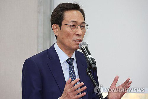 답변하는 우상호 정무수석(서울=연합뉴스) 김주성 기자 = 우상호 대통령실 정무수석이 6일 서울 여의도 국회에서 열린 운영위원회의 대통령비서실과 국가안보실, 대통령경호처 등에 대한 국정감사에서 위원 질의에 답하고 있다. 2025.11.6 utzza@yna.co.kr