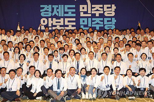 민주당 지역위원장 워크숍(경기 광주=연합뉴스) 김주성 기자 = 더불어민주당 정청래 대표와 김병기 원내대표가 10일 경기 광주시 곤지암리조트에서 열린 '2025 전국지역위원장 워크숍'에서 지역위원장 등 참석자들과 함께 기념촬영 하고 있다. 2025.11.10 utzza@yna.co.kr