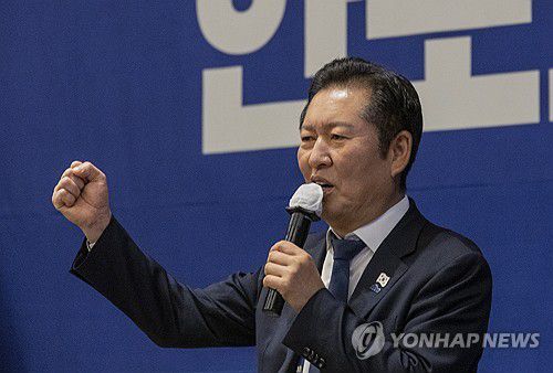 지방선거 필승 구호 외치는 정청래(경기 광주=연합뉴스) 황광모 기자 = 더불어민주당 정청래 대표가 11일 경기도 광주시 곤지암리조트에서 열린 2025년도 민주당 전국 지역위원장 워크숍에서 결의문을 낭독한 뒤 지방선거 필승을 위한 구호를 외치고 있다. 2025.11.11 hkmpooh@yna.co.kr