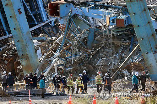 발파 후 수색 재개를 위한 현장 확인(울산=연합뉴스) 손형주 기자 = 울산화력발전소 보일러 타워 붕괴 사고 엿새째인 11일 오후 발전소 보일러타워 4호기 6호기가 발파 해체한 후 중앙사고수습본부(중수본) 관계자들이 실종자 수색 재개를 위해 현장을 살피고 있다. 이날 중수본은 보일러타워 4호기와 6호기를 발파한 뒤 본격적으로 사고가 난 5호기 주변 실종자 수색에 나선다. 2025.11.11 handbrother@yna.co.kr
