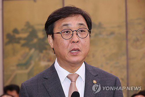 2026년도 예산안 관련 제안설명하는 최휘영 장관(서울=연합뉴스) 박동주 기자 = 최휘영 문화체육관광부 장관이 11일 서울 여의도 국회에서 열린 문화체육관광위원회 전체회의에서 2026년도 예산안 관련 제안설명을 하고 있다. 2025.11.11 pdj6635@yna.co.kr