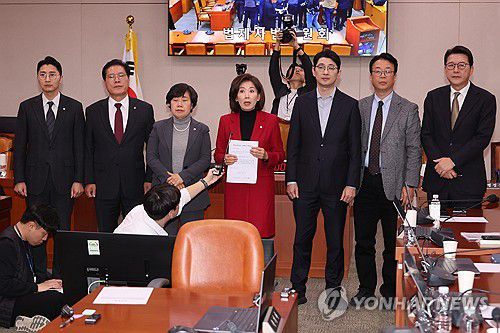 정성호 법무장관 출석 요구하는 국힘 법사위원들(서울=연합뉴스) 김주성 기자 = 나경원 의원 등 국민의힘 소속 법제사법위원회 위원들이 11일 서울 여의도 국회에서 전체회의 정회 뒤 대장동 사건 항소 포기 관련 정성호 법무부 장관의 현안질의 출석을 요구하고 있다. 2025.11.11 utzza@yna.co.kr