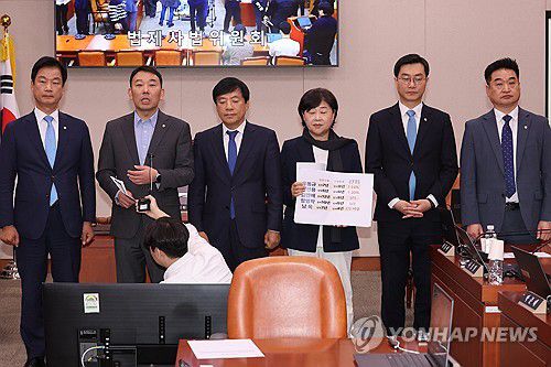 '항소 포기' 공세 반박하는 민주당 법사위원들(서울=연합뉴스) 김주성 기자 = 국회 법제사법위원회 김용민 의원 등 더불어민주당 소속 위원과 무소속 최혁진 위원이 11일 서울 여의도 국회에서 전체회의 정회 뒤 대장동 사건 항소 포기 관련 국민의힘의 주장을 반박하고 있다. 2025.11.11 utzza@yna.co.kr