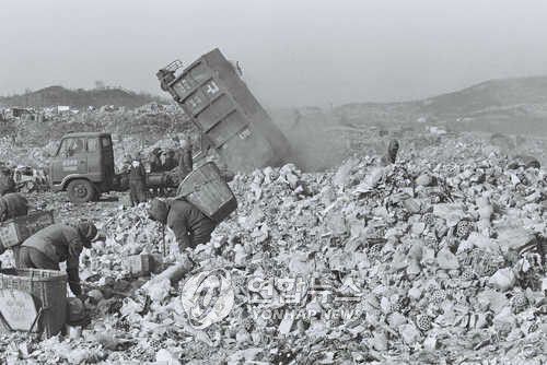 1984년 난지도 쓰레기 하치장 모습 [연합뉴스 자료사진]