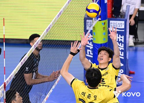 토스하는 KB손해보험의 세터 황택의(오른쪽 뒤편)[한국배구연맹 제공. 재판매 및 DB 금지]