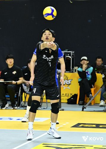 리시브하는 한국전력의 리베로 정민수 [한국배구연맹 제공. 재판매 및 DB 금지]