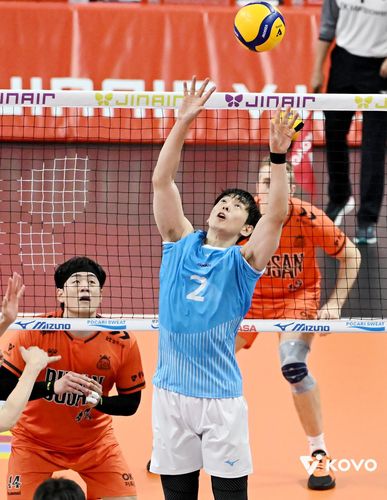 토스하는 대한항공의 세터 한선수(앞)[한국배구연맹 제공. 재판매 및 DB 금지]